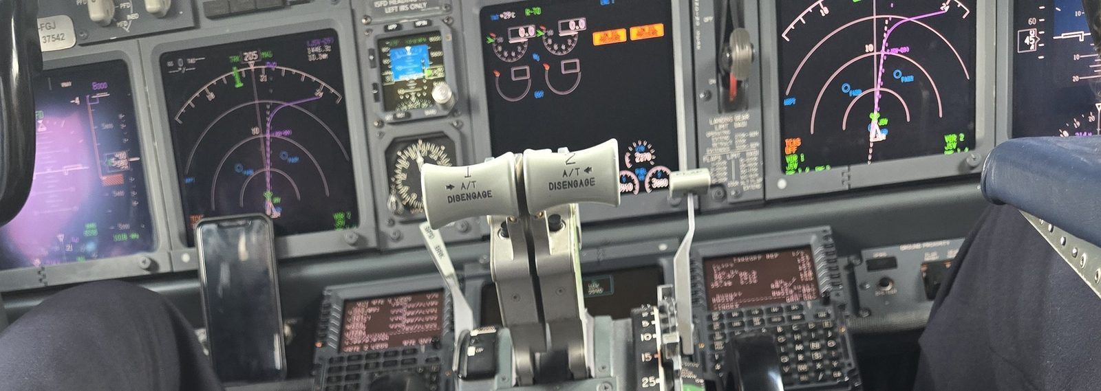 737 flight deck instrument panel and throttle quadrant